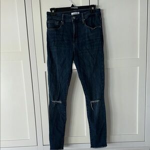 Good American Blue Skinny Jeans with Distressed Details